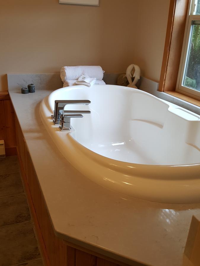 Reef Point Oceanfront Bed And Breakfast Ucluelet Exterior foto