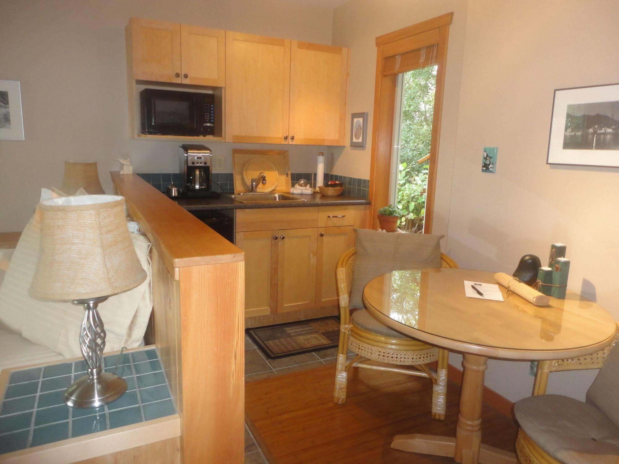 Reef Point Oceanfront Bed And Breakfast Ucluelet Exterior foto
