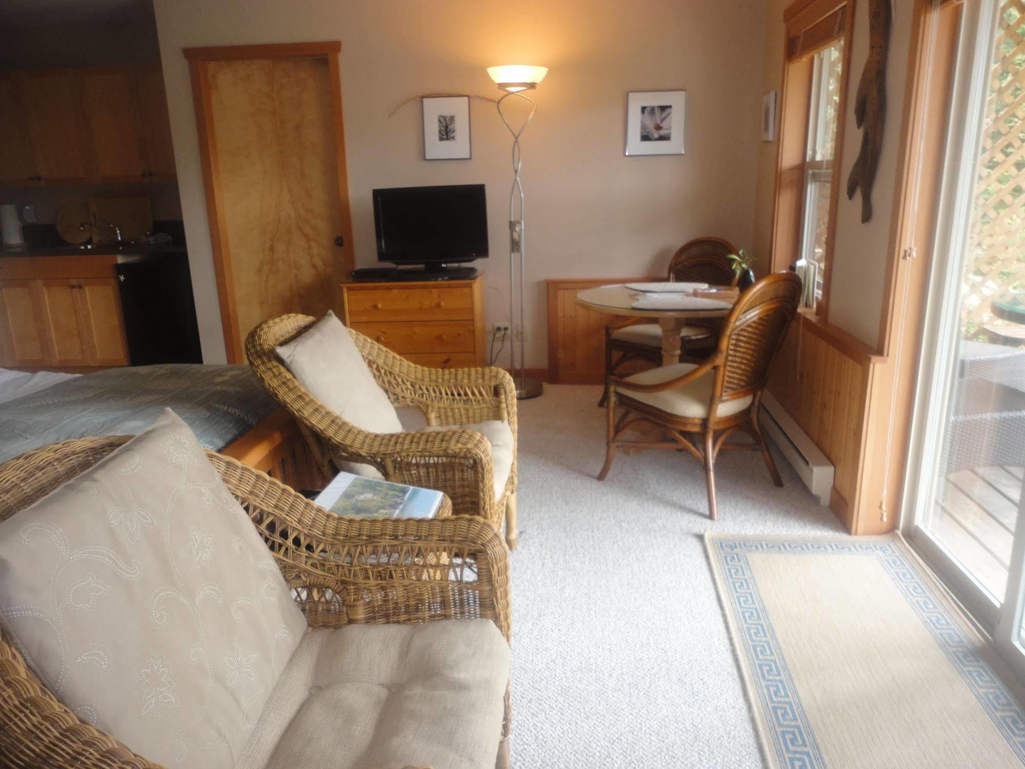 Reef Point Oceanfront Bed And Breakfast Ucluelet Exterior foto